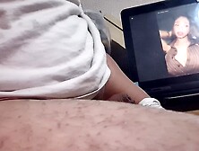 A virgen le urge debutar,  solo folla con su mano