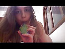 Amanda novinha caiu na net socando a escova no cu