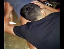 Chupando cu da novinha bêbada na balada