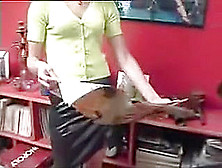 Mignonne beurette poilue adore la baise anale