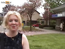 18 jarige Christina pijpt een lul voor de camera van Don en Ad