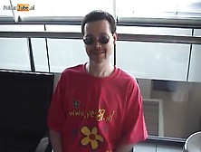 Don en Ad halen een 18-jarige toeriste over om seks te hebben met een kneus