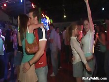 Zoccole Esibizioniste In Una Discoteca