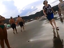 Gostosa de bikini branco na praia 1