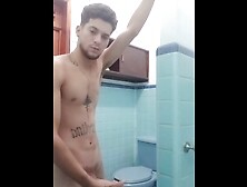ME MASTURBO EN EL BAÑO DE MI VECINA Y ENTRA SIN AVISAR????