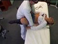 Falscher Arzt fickt Patientin durch