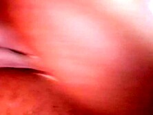 A virgen le urge debutar,  solo folla con su mano