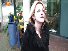 Twee studenten laten een rijpe slet op straat pissen