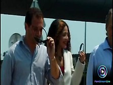 Repórter morena MILF seduz um colega de trabalho num pornô retrô