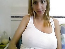 Мастурбация от малышки с обалденными сиськами