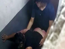 Casal Flagrado Fodendo Dentro Do Banheiro Da Balada