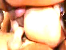 Jonge brunette kent geen grenzen