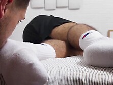 Malefeetxxx. Com - Bearded Maui's Shock At Waking Up To His Giant Foot Being Sniffed A