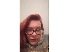 elle ce doigte discretement sur periscope