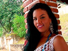 Appealing stunner showcases her pretty lollipop deepthroating face