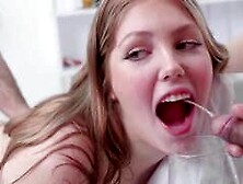 MACHO COMENDO O CÚ DA CADELA BONITA ENQUANO ELA LEVA VARIAS MIJADA DE VARIOS MACHOS