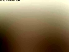 Девушка крупным планом ласкает себя перед камерой и кончает