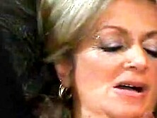 Blondes Fickluder zu Hause hart genagelt