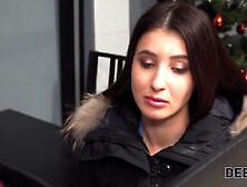 Debt4k. Dame N'a Pas D'argent Pour Une Voiture Cool Mais Sur La G�re Avec