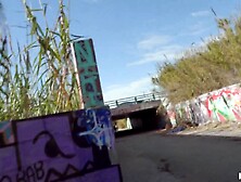 Por apenas alguns dólares,  ele pode chupar seu pau ao ar livre.