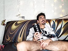 Marito beccato a masturbarsi dalla moglie