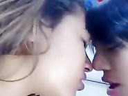 Koleżanki liżą swoje biusty