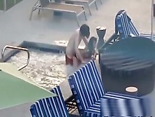 Casal foi pego no flagra transando na piscina