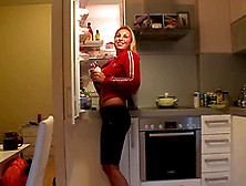Amateur bimbo posing nasty in the kitchen
