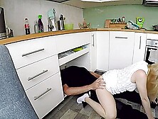 Mloda Zona Rucha Sie Z Hydraulikiem Kiedy Jej Maz Jest W Pracy