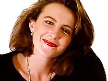 Blonde Und Brunette Kuessen Und Streicheln Sich Vor Der Kamera