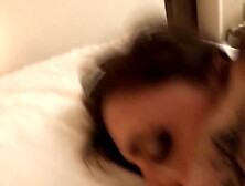 Ele está jantando com uma morena e ela quer fazer sexo oral nele no banheiro