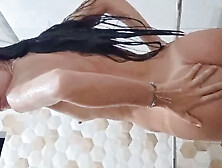 Magrinha com uma linda marquinha de biquini mostrou o cuzinho