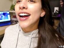 Mi novia latin chick se calienta viendo porno,  me da una MAMADA y FOLLADA DURA