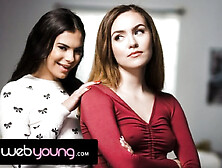 La Séance De Jeu De Société De L'adolescente Aux Gros Seins Violet Et De Sa Colocataire D'université Se Transforme En Baise Roma