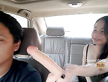 EN EL TAXI - METO EN UN GRAVE PROBLEMA AL CONDUCTOR CON SU ESPOSA POR ANDAR EXITADA - FILM CHISTOSO