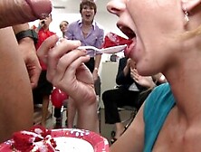 Tutto ciò che queste puttane vogliono per il loro compleanno è una zappa maschio con un grosso cazzo