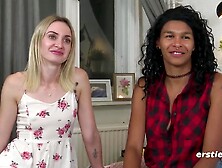 Lesbische Amateurmadels haben Sexy-Spa miteinander - Blonde and ebony in interracial lesbian sex