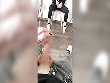 Exhibition et éjaculation Dans La Salle D'attente Du Médecin