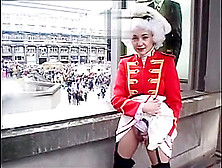 Klner Festmdchen sind in Bier gefllt