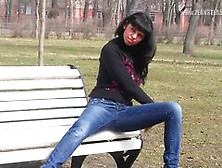 Кира на публике в джинсах 1