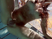 Une Autre Action Avec Sima Lastova Dans La Piscine