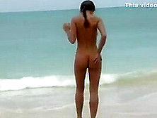 Une Superbe Fille Nue Se Caresse Sur La Plage