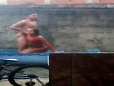 Flagrou sua vizinha fazendo sexo no quintal de casa