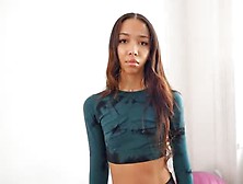 Lia neukt de sportschool houder om haar schuld af te betalen