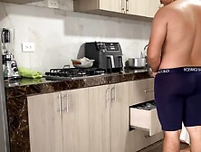 MADRASTRA QUIERE SEXO EN LA COCINA MIENTRAS HABLA CON SU NOVIO