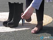 A elegante Christelle está com os pés à mostra