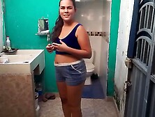 LA VECINA CULONA DEJA LA PUERTA DE SU CASA ABIERTA Y ENTRO PARA CLAVARLE LA VERGA DIRECTO AL COÑO.