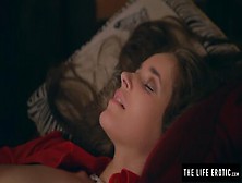 Poussin chaud en collants taquinant sa chatte excitée