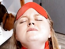 Mollige Mary heeft 'm voor het eerst in haar kontje te pakken