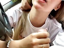 Schwanz blasen und Pussy fingern im Auto